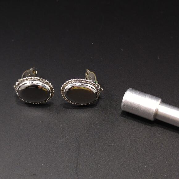 Vintage Whiting & Davis Hematite Earrings, Rhodium Plated - Picture 5 of 10